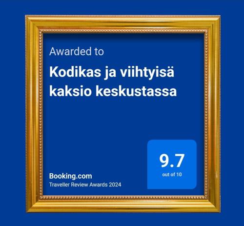 uma imagem emoldurada de kokaleska a viticulturalkiki kyssas em Kodikas ja viihtyisä kaksio keskustassa em Uusikaupunki