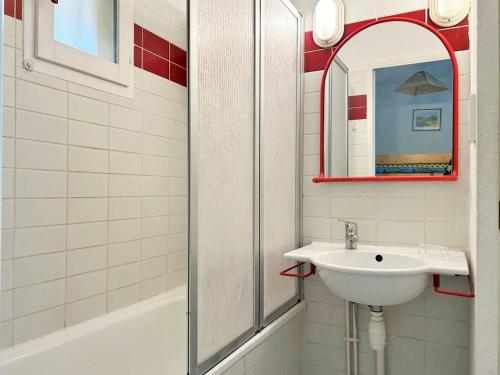 une salle de bain avec un lavabo et un miroir dans l'établissement Studio cabine au Lavandou - 4 couchages, climatisé, balcon, piscine, parking inclus - FR-1-251-480, au Lavandou