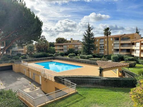 une vue aérienne d'une piscine dans un immeuble dans l'établissement Studio cabine au Lavandou - 4 couchages, climatisé, balcon, piscine, parking inclus - FR-1-251-480, au Lavandou
