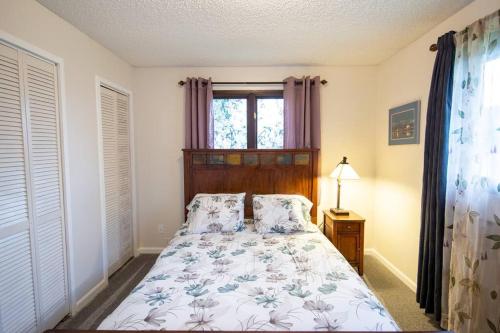 1 dormitorio con cama y ventana en Spenard Guest House - The Lotus Room, en Anchorage