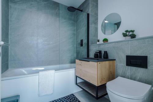 Ένα μπάνιο στο Stunning 2-Bed Premium Apartment - Free WI-FI