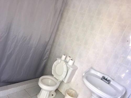 a bathroom with a toilet and a sink at Casa Cyca, casa de campo, hasta 50 en cama c/clima 