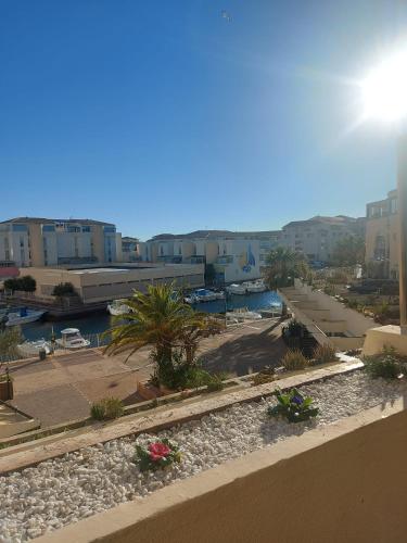 T2 4 pers, rénové en bord de plage , clim et parking classé 2 étoiles