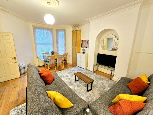 Oleskelutila majoituspaikassa Spacious 2 Bedroom Flat with Private Entrance and Back Patio, 2min walk to Earl's Court Station