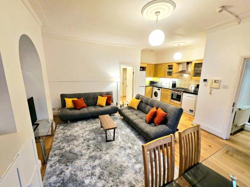 Oleskelutila majoituspaikassa Spacious 2 Bedroom Flat with Private Entrance and Back Patio, 2min walk to Earl's Court Station