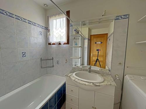 uma casa de banho com uma banheira e um lavatório e uma banheira em Chalet Berck-Plage, 4 pièces, 5 personnes - FR-1-646-46 em Berck-sur-Mer