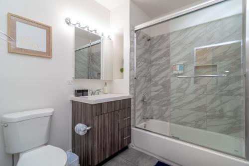 een badkamer met een douche, een toilet en een wastafel bij McCormick place luxury Penthouse Duplex with personal rooftop with optional parking for 8 guests in Chicago