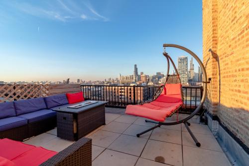 Ban công/sân hiên tại McCormick Place 3BR Luxury Penthouse Duplex with Personal Rooftop and Optional Parking for 8 guests in Chicago South Loop