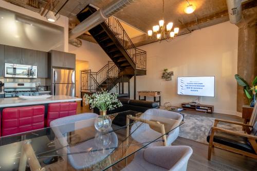 Khu vực ghế ngồi tại McCormick Place 3BR Luxury Penthouse Duplex with Personal Rooftop and Optional Parking for 8 guests in Chicago South Loop
