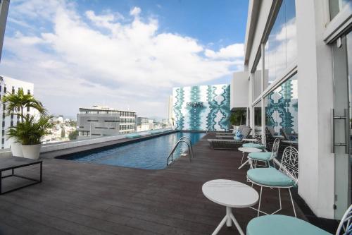 a balcony with a swimming pool on a building at Square Small Luxury Hotel - Providencia in Guadalajara