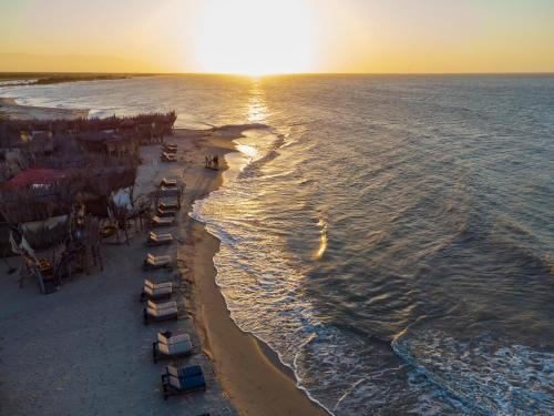 una vista aérea de una playa con sillas y el océano en Bethel Playa Mayapo, en Mayapo