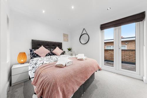 a bedroom with a large bed and a window at Elegant Serviced Apartment Studio - Central London in London