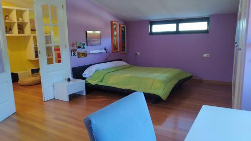 um quarto com uma cama num quarto roxo em CASA IRIANA - Chimenea I Jardín I Barbacoa em Ourense