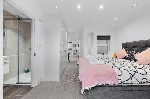 a bedroom with a large bed and a walk in shower at Elegant Serviced Apartment Studio - Central London in London