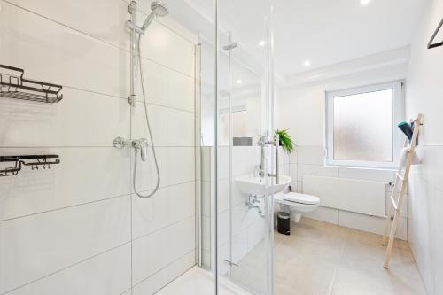 biała łazienka z prysznicem i toaletą w obiekcie Sali Homes - Neuenstadt am Kocher w mieście Neuenstadt am Kocher