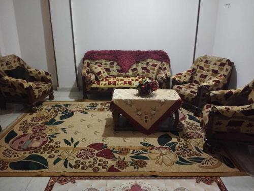 ein Wohnzimmer mit einem Sofa und einem Tisch in der Unterkunft حلوان in Aţ Ţarfāyah