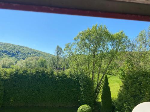 Ein allgemeiner Bergblick oder ein Berglick von der Pension aus
