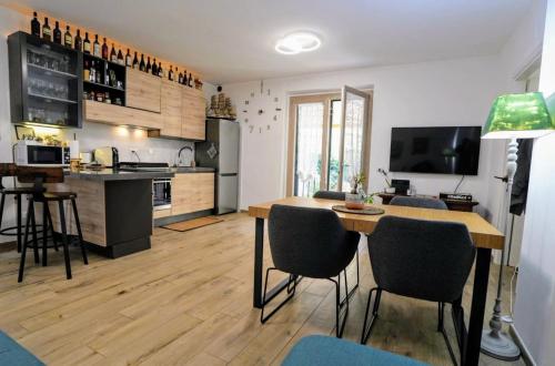 cocina y sala de estar con mesa y sillas en Il Giardino di Limoni, en Marino