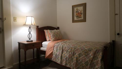 1 dormitorio con 1 cama y 1 lámpara en una mesa en Water Street Apartments, en Williamstown