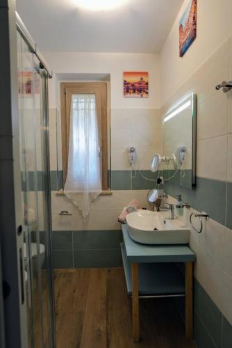 a bathroom with a sink and a shower at Il Giardino di Limoni in Marino