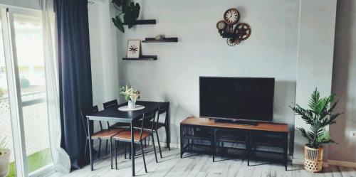 TV a/nebo společenská místnost v ubytování PUERTA BAHÍA, Parking privado, 15 min playa