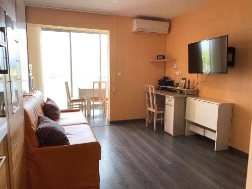 Photo de la galerie de l'établissement Studio Rénové 3* avec Loggia Fermée et Parking Privé à Balaruc-les-Bains - FR-1-553-223, à Balaruc-les-Bains