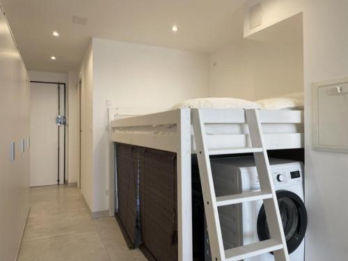 Cette chambre dispose de lits superposés et d'une échelle. dans l'établissement Studio cabine avec terrasse, piscine et parking près de la plage Cannes la Bocca - FR-1-609-74, à Cannes