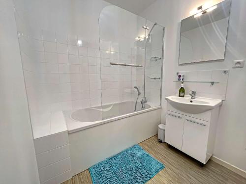 ein Bad mit einer Badewanne, einem Waschbecken und einer Dusche in der Unterkunft Appartement Berck-Plage, 2 pièces, 4 personnes - FR-1-646-52 in Berck-sur-Mer
