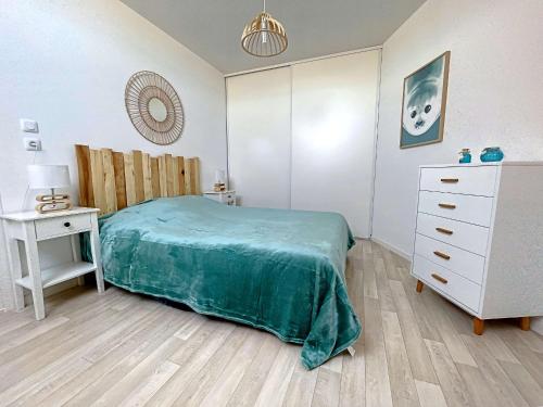 ein Schlafzimmer mit einem Bett und einer weißen Kommode in der Unterkunft Appartement Berck-Plage, 2 pièces, 4 personnes - FR-1-646-52 in Berck-sur-Mer