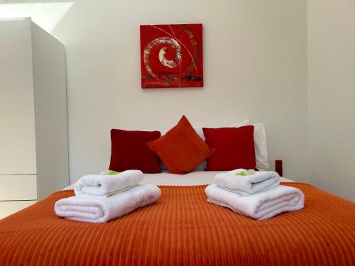 a bedroom with a bed with towels on it at Stylish 1 Bedroom Flat with Parking in Oxford in Oxford