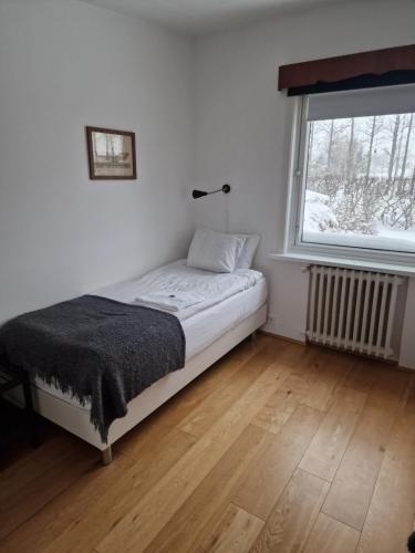 Habitación pequeña con cama y ventana en Spói Guesthouse, en Hvolsvöllur