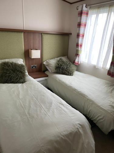 2 nebeneinander sitzende Betten in einem Schlafzimmer in der Unterkunft Newland's in Rochester