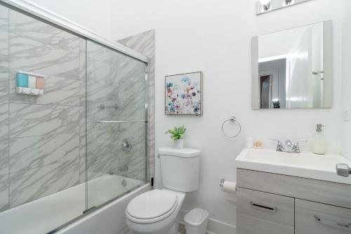 La salle de bains est pourvue d'une douche, de toilettes et d'un lavabo. dans l'établissement McCormick Place 3BR-2BA with Optional Parking - sleeps 8, à Chicago