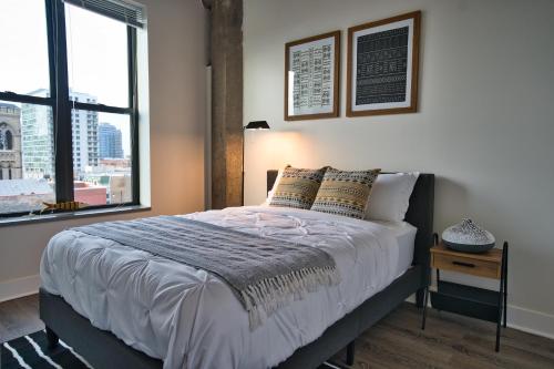 Un dormitorio con una cama grande y una ventana en McCormick Place 2b-2b family unit with optional parking sleeps up to 6, en Chicago