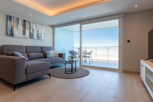 sala de estar con sofá y vistas al océano en Marina Club Luxury-Hosted by Sweetstay en Gibraltar