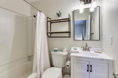 La salle de bains est pourvue de toilettes, d'un lavabo et d'un miroir. dans l'établissement Hilton Head Island Gem, Walk to Folly Field Beach!, à Île de Hilton-Head