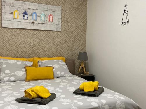 ヴィムルーにある"Appartement sur digue" proche de la plage avec wifiのベッドルーム1室(黄色いタオルが付いたベッド1台付)