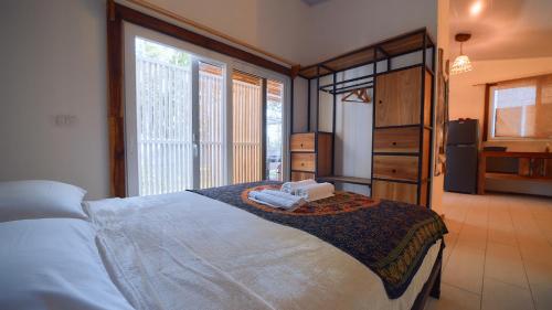 a bedroom with a large bed and a large window at Olivia del caribe suite in Puerto Viejo