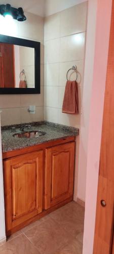y baño con lavabo y espejo. en Cabaña en Cuadro Benegas en Salinas del Diamante
