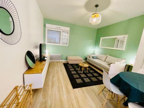 un salon avec un canapé et une table dans l'établissement F3 de 60m2 à 5 min de Disneyland, proche Paris, à Montévrain