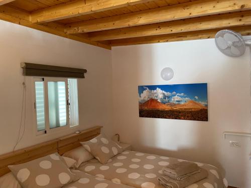 1 dormitorio con cama y ventana en Casitas Rurales AMADOR, en Arona