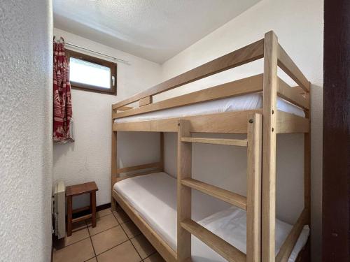 une chambre avec deux lits superposés dans une pièce dans l'établissement Studio cabine, 4 pers, pied des pistes à Briançon, balcon, parking - FR-1-330C-140, à Briançon