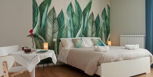 1 dormitorio con 1 cama con papel pintado tropical en Casa D'Antò, en Petralia Sottana