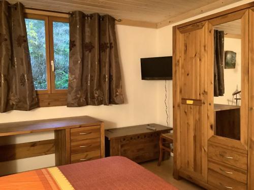 a bedroom with a bed and a desk and a window at Appartement de 3 chambres avec jardin clos et wifi a Peisey Nancroix in Peisey-Nancroix