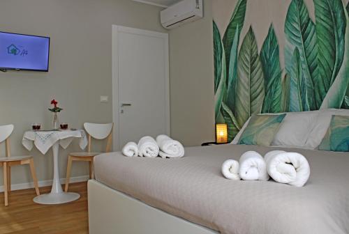 una camera da letto con un letto e asciugamani di Casa D'Antò a Petralia Sottana