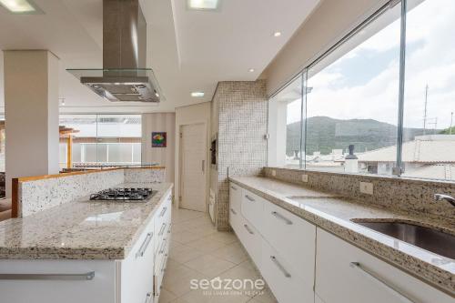 A kitchen or kitchenette at Apto luxuoso a 450m da praia em Floripa ADI0302