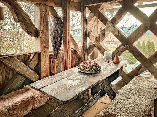 斯洛維尼亞比斯特里察的住宿－Hay barn unique experience Visole，窗户客房内的木桌