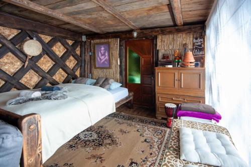 een slaapkamer met 2 bedden en een houten plafond bij Hay barn unique experience Visole in Slovenska Bistrica