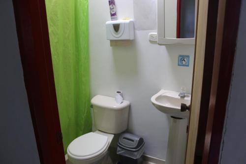 a small bathroom with a toilet and a sink at Alojamiento Rural Café Yarumo in Buenavista