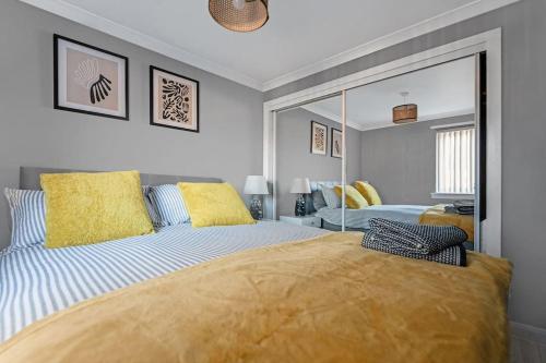 Llit o llits en una habitació de Stylish 2-Bed House Private Driveway
